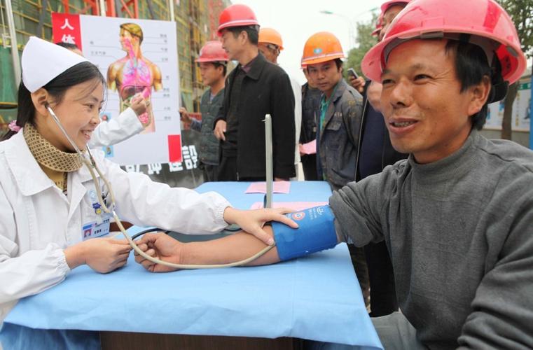 走进农民工"活动,向农民工讲解男性健康知识,提供男性健康咨询服务