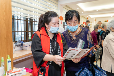 神经内科的9名专家为菱藕社区居民提供免费医疗义诊和健康咨询服务