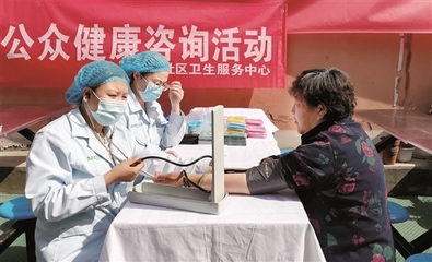 关爱老年人 义诊进社区