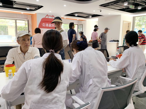上海六一儿童医院走进宝山路街道开展便民服务活动,为居民答疑解惑