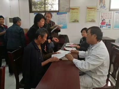 区疾控中心为小白峪社区老年人开展免费健康查体活动