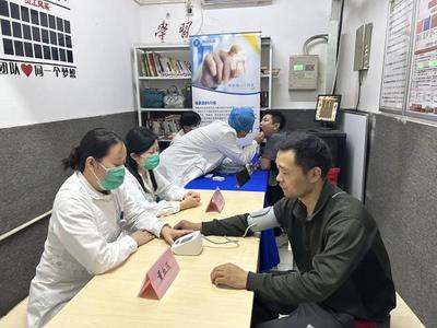 用心服务凝聚"新新"力量 他们为"快递小哥"排忧解难