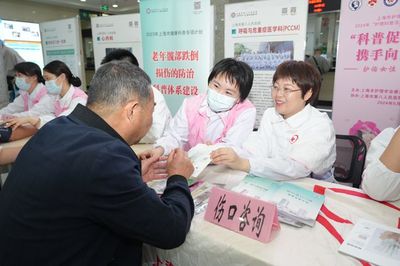 护理健康咨询、爱心义卖…护士们这样过节