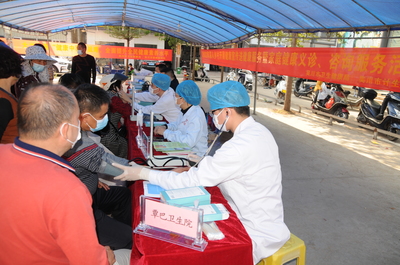 我市在覃巴镇开展健康义诊和健康咨询服务活动