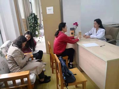 我校邀请医院专家来校开展健康体检咨询服务