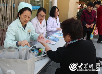 薛家岛街道社区卫生服务中心开展“糖尿病日”健康咨询活动